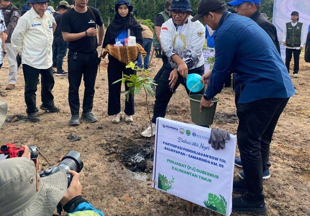 Kegiatan Penanaman 1000 pohon di Tol Balikpapan - Samarinda.(Foto:RRI Samarinda/Sebi)